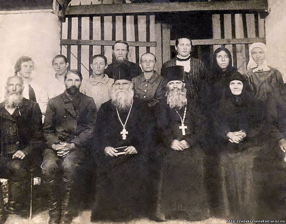 Глава звенигородского уезда в составе рпц. Священник Василий Беляев 1900г.. Псаломщик Николай Васильевич Нейский. 1850г священник Слепцов Саратовская Губерния, Хвалынск. Василий \Михайлович Архангельский Священномученик с семьёй.